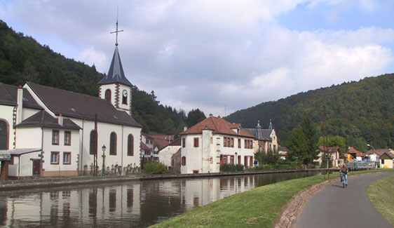 Lutzelbourg, along the canal